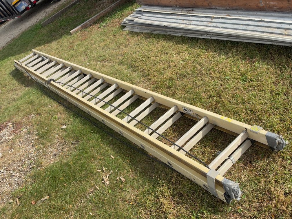 APPROX 30' FIBERGLASS EXTENSION LADDER