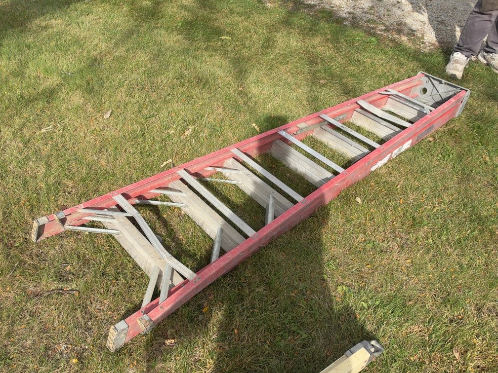 KELLER 8' FIBERGLASS STEP LADDER