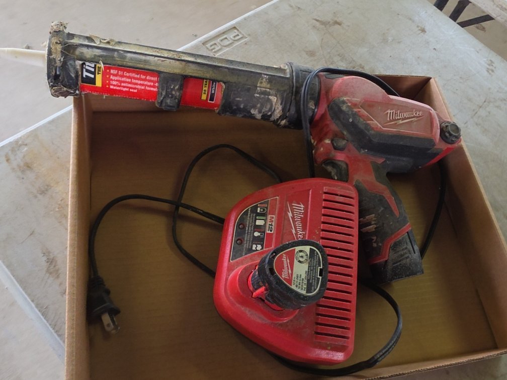 MILLESUKEE M12 CORDLESS CAULK GUN AND CHARGER