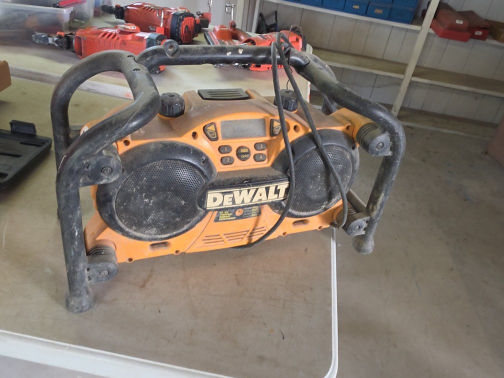 DEWALT DC011 RADIO