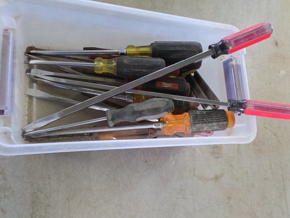 TUB OF FLAT HEAD SCREWDRIVERS