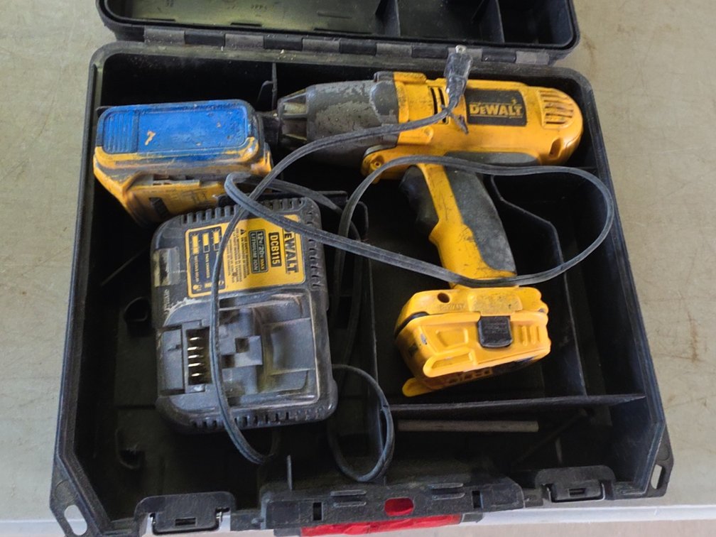 DEWALT 1/2" CORDLESS IMPACT 12V  IN CASE