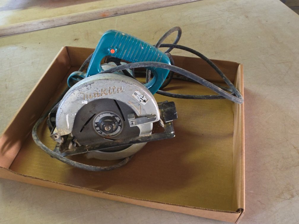 MAKITA 5 1/2 SAW
