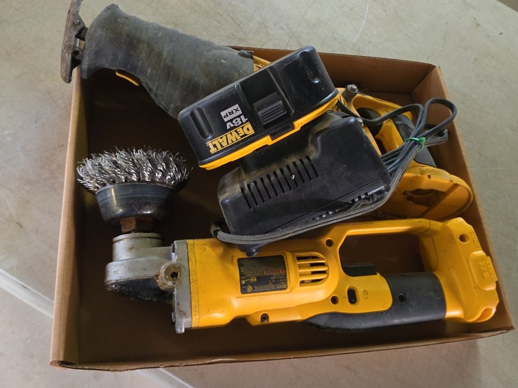 DEWALT 18V CORDLESS TOOLS - GRINDER, SAW
