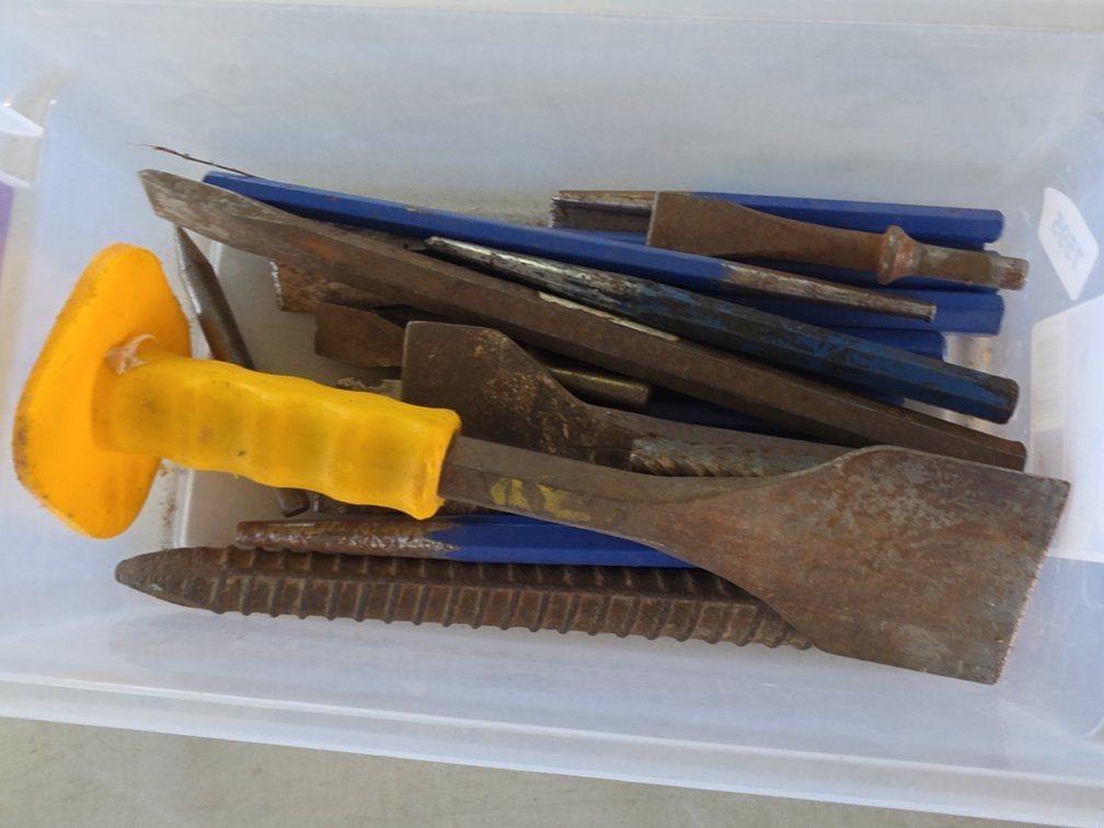 CHISELS IN TUB