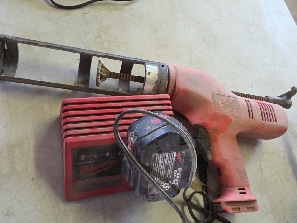 MILWAUKEE CAULK GUN