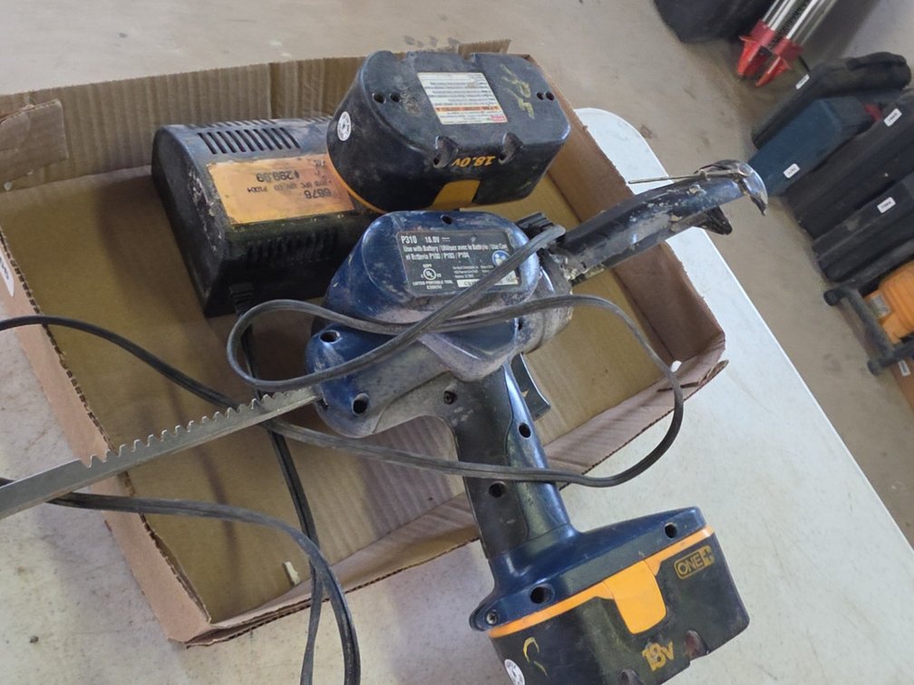 CAULK GUN CORDLESS W/ BATTERIES & CHARGER