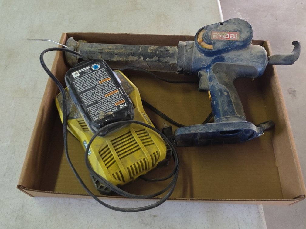 RYOBI CAULK GUN W/ BATTERY & CHARGER