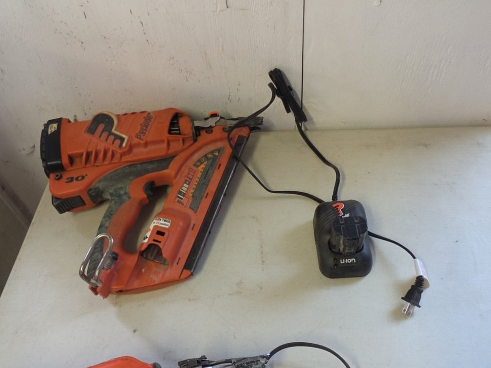 PASLODE LI-ION +FUEL NAIL GUN W/ BATTERY & CHARGER