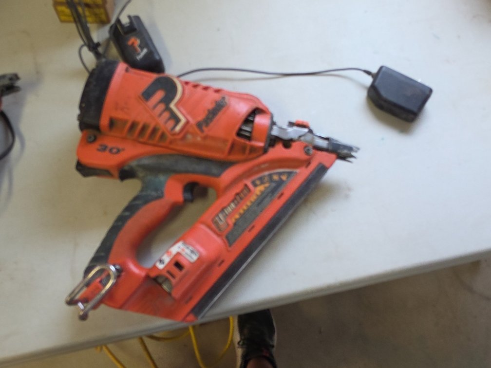 PASLODE LI-ION +FUEL FRAMING NAIL GUN W/ CHARGER