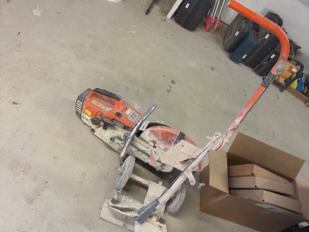 TS 400 STIHL CHOP SAW WITH CART RUNS