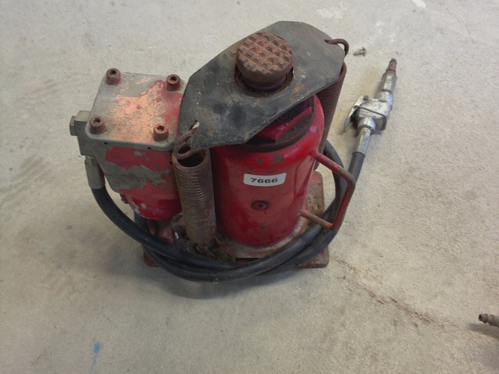 BIG RED AIR OVER HYDRAULIC 20 TON JACK