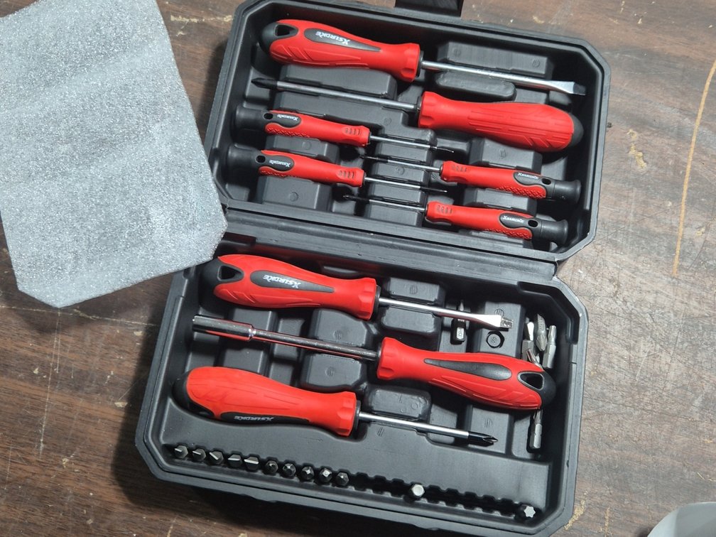 NEW SCREWDRIVER SET