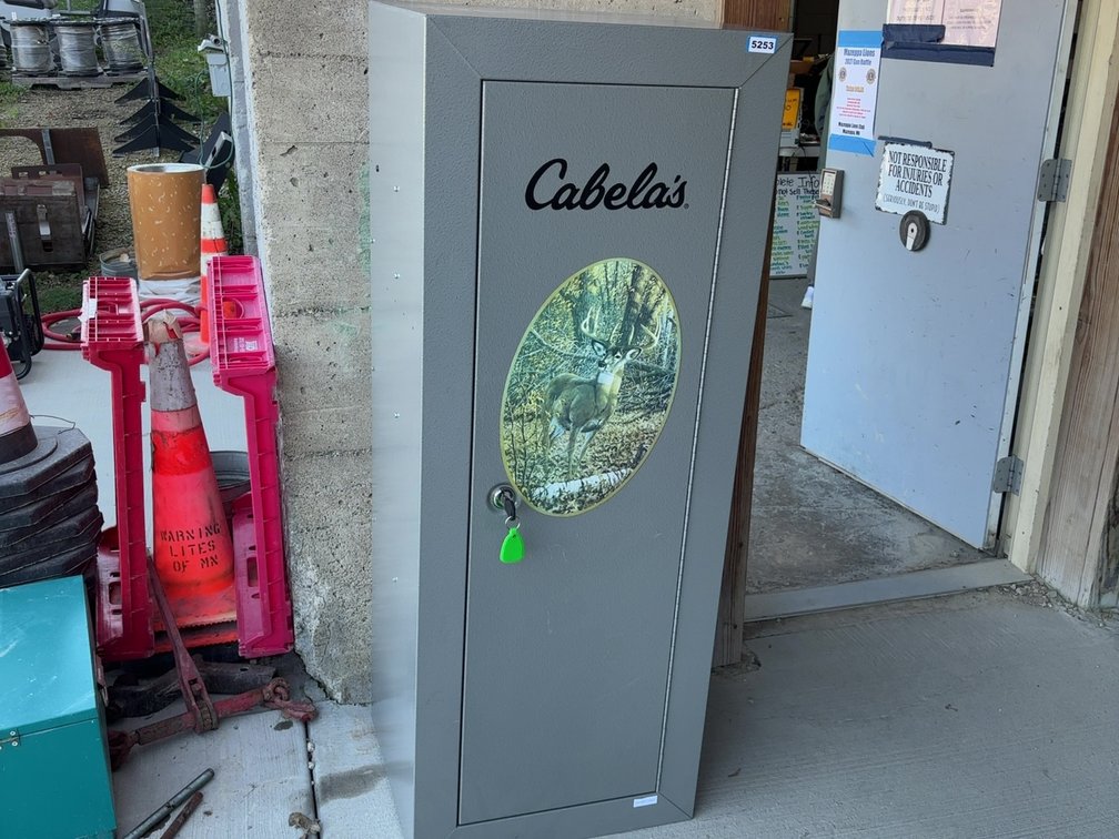 CABELAS GUN SAFE W/ KEY