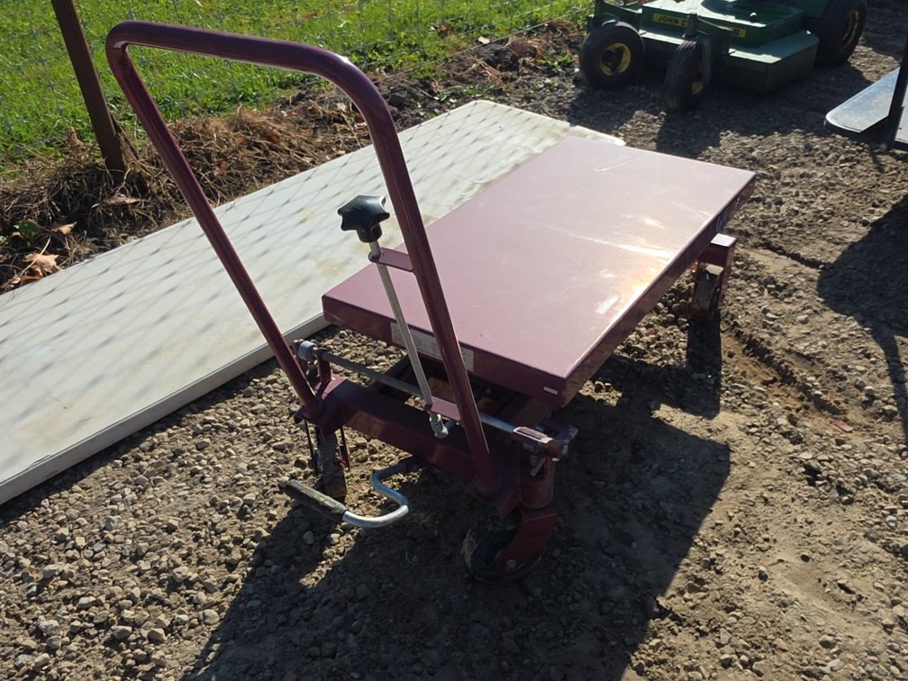 39" X 20" HEAVY DUTY LIFT TABLE ON WHEELS