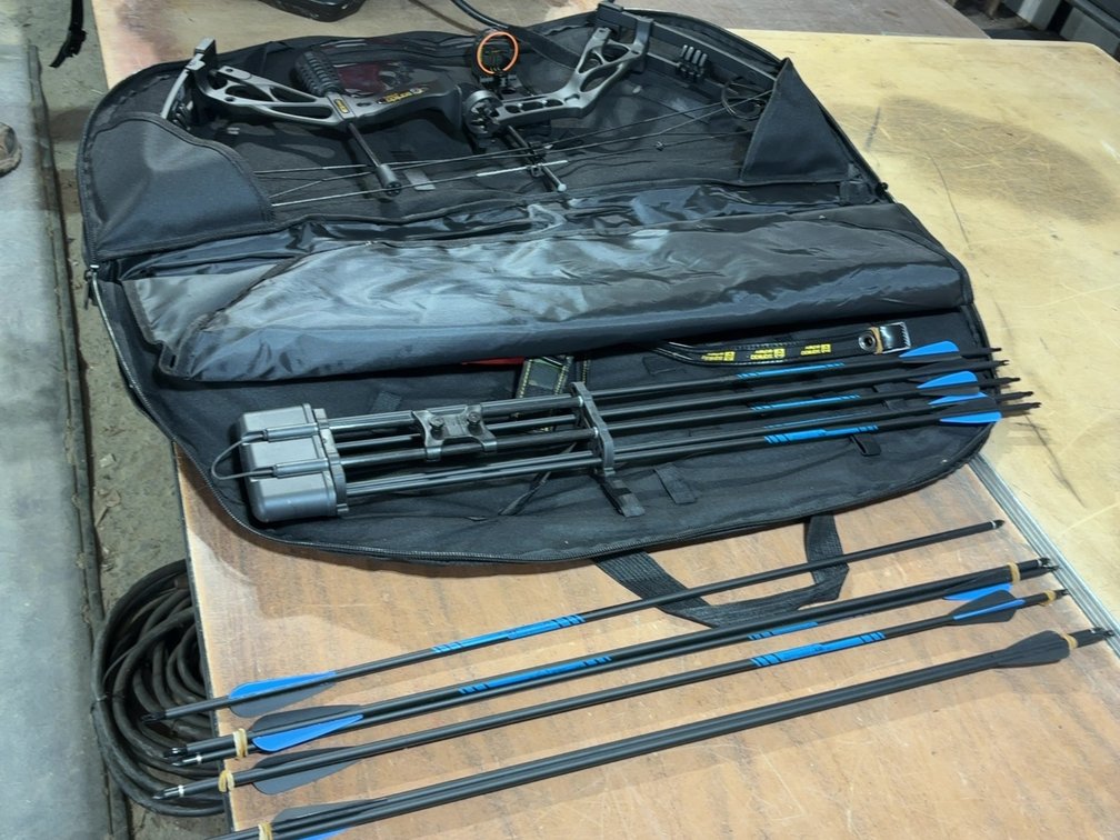 NEW SANLIDA BOW W/ ARROWS AND CASE