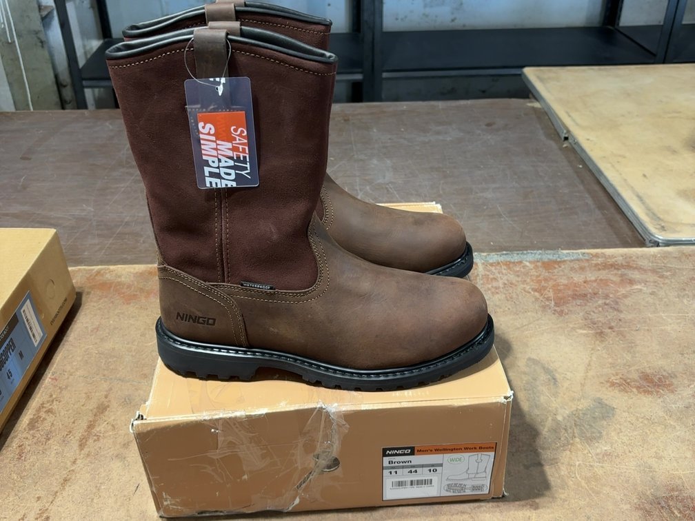 NEW SIZE 11 WELLINGTON WORK BOOTS