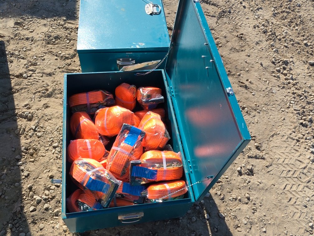 METAL TOOLBOX W/ NEW RATCHET STRAPS