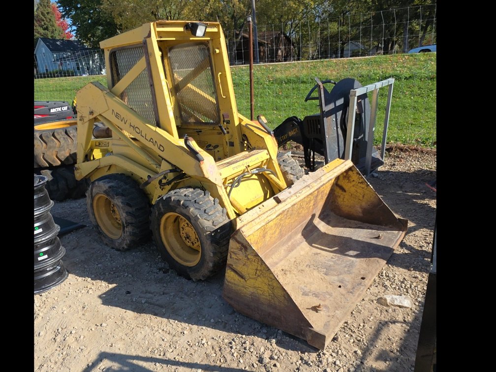 NEW HOLLAND L325 SKIDLOADER W/ 60" BUCKET
