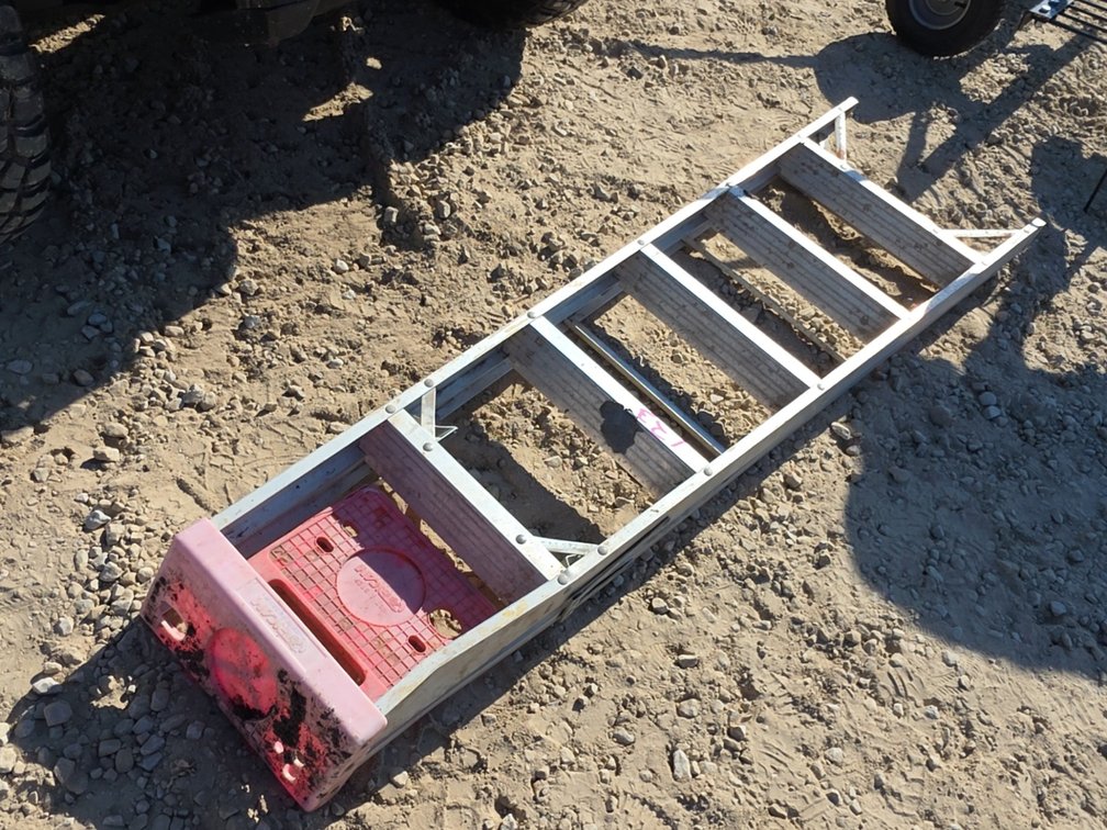 6’ ALUMINUM LADDER