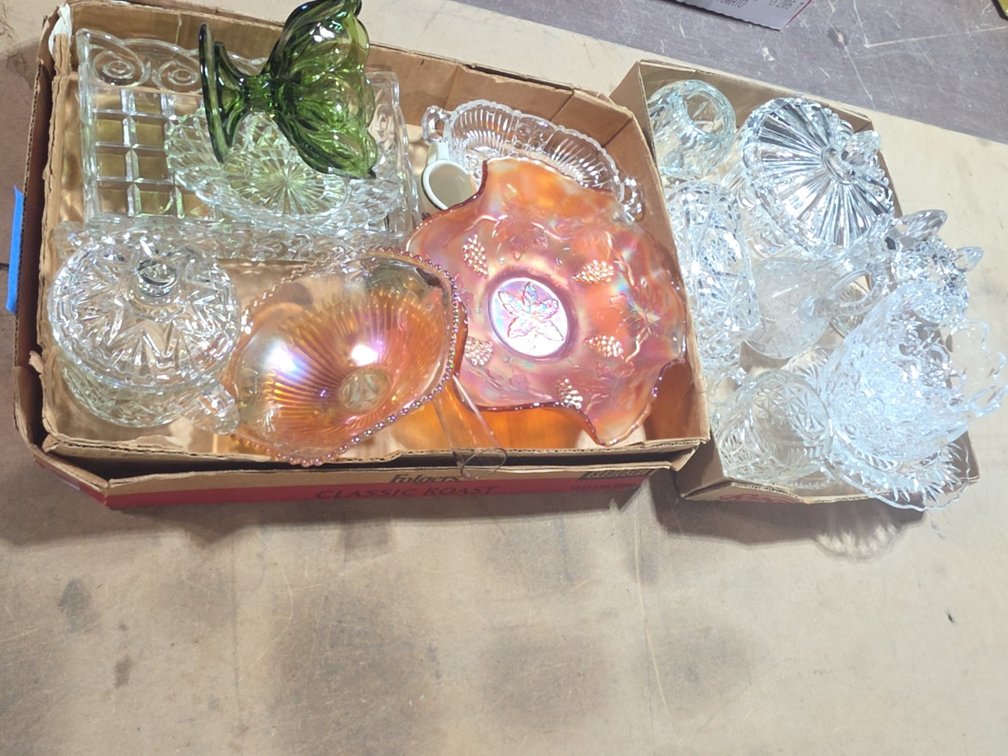 ASSORTED GLASSWARE INCLUDING CARNIVAL GLASS