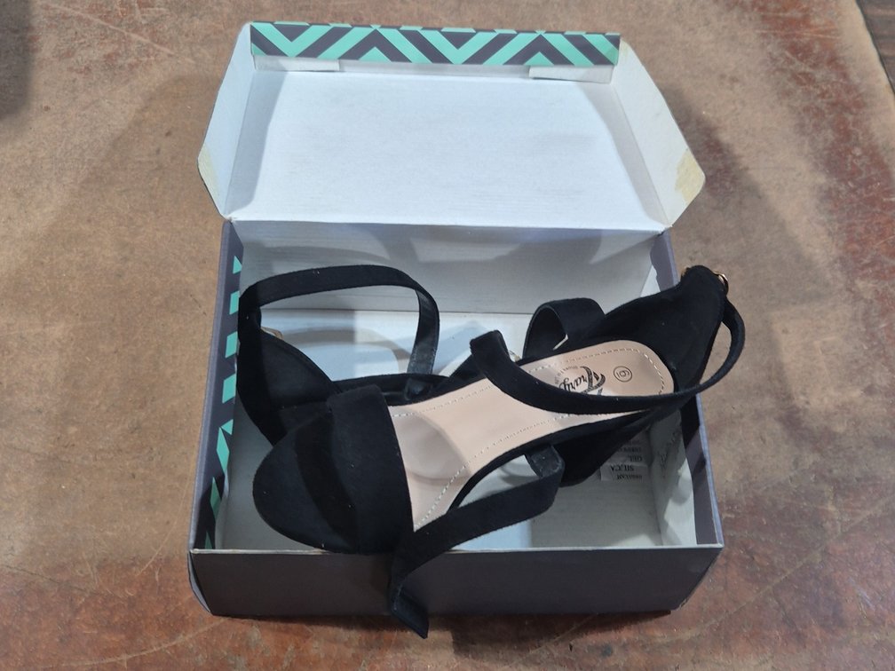 NEW SIZE 9 HEELS