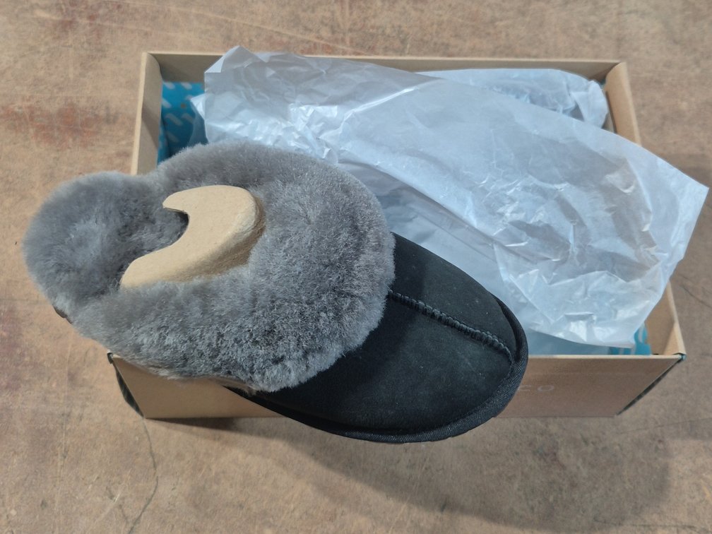 NEW SIZE 7 SHOES