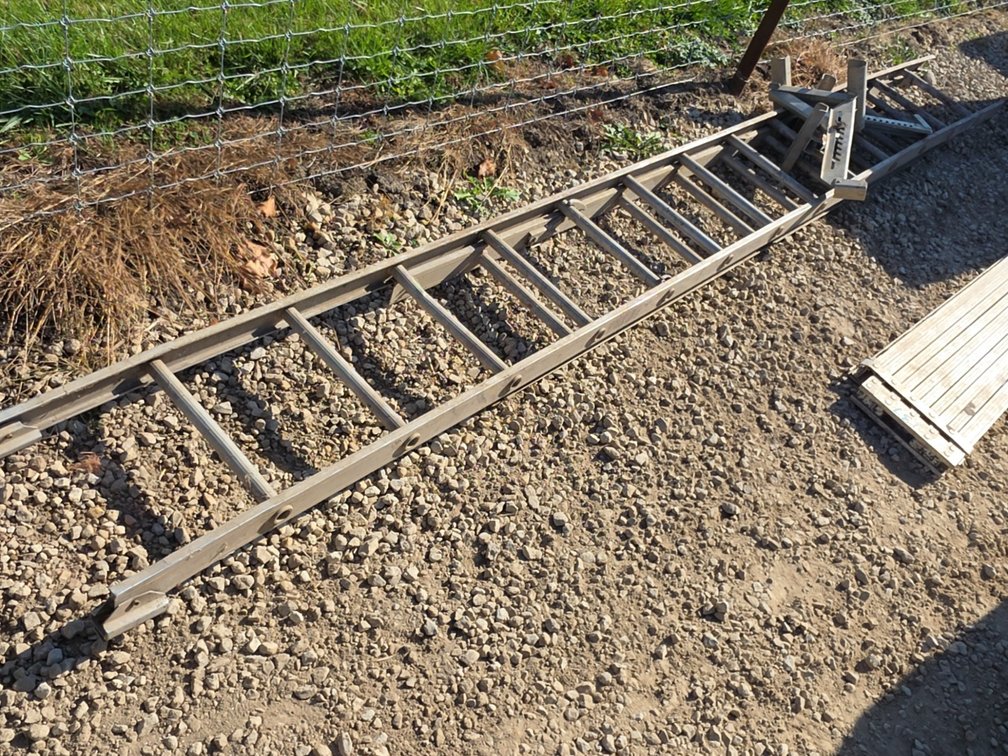 (2) LADDER JACKS W/ 18' ALUMINUM EXTENSION LADDER