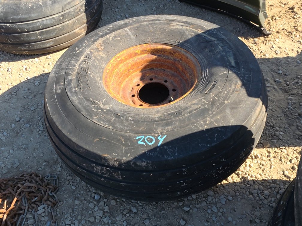 (1) 16.5L-16.1SL TIRE ON 8 BOLT RIM