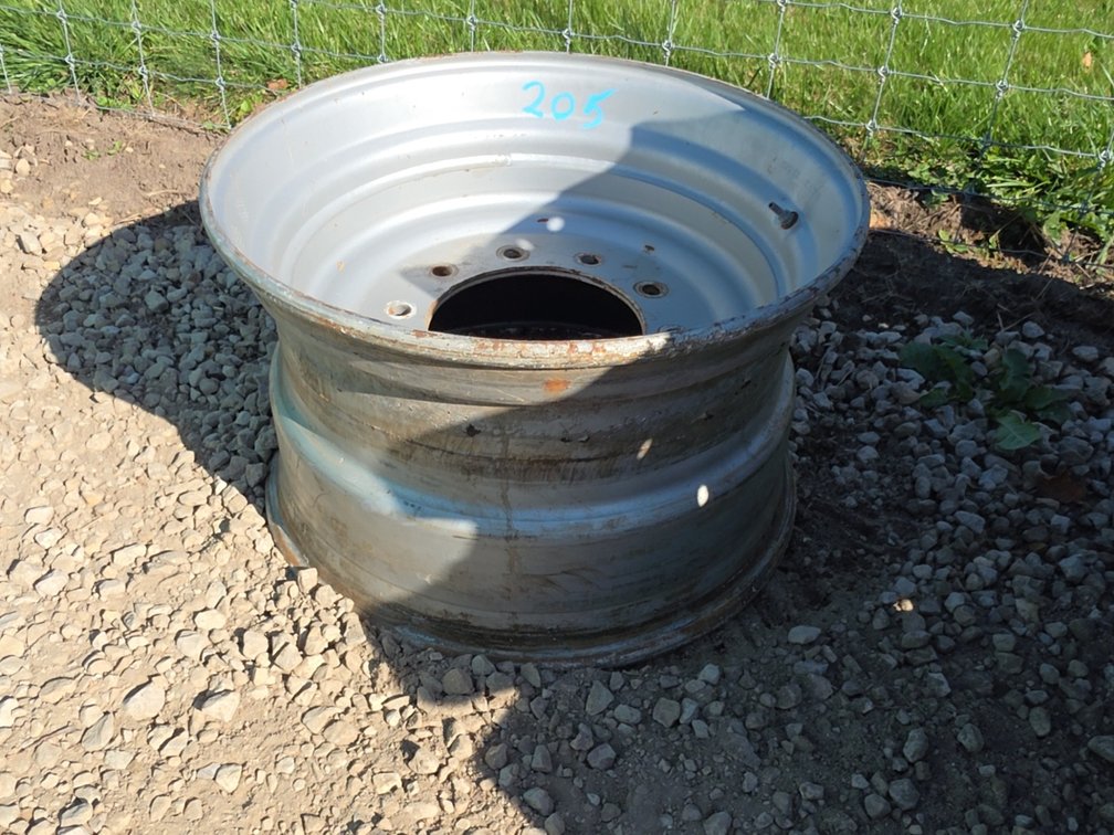 (1) 10 BOLT CASE MAXXUM RIM