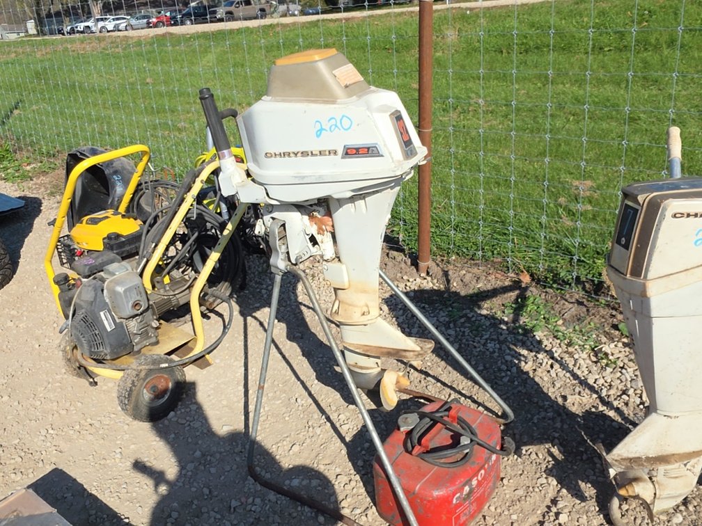 CHRYSLER 9.2 BOAT MOTOR W/ STAND & FUEL TANK