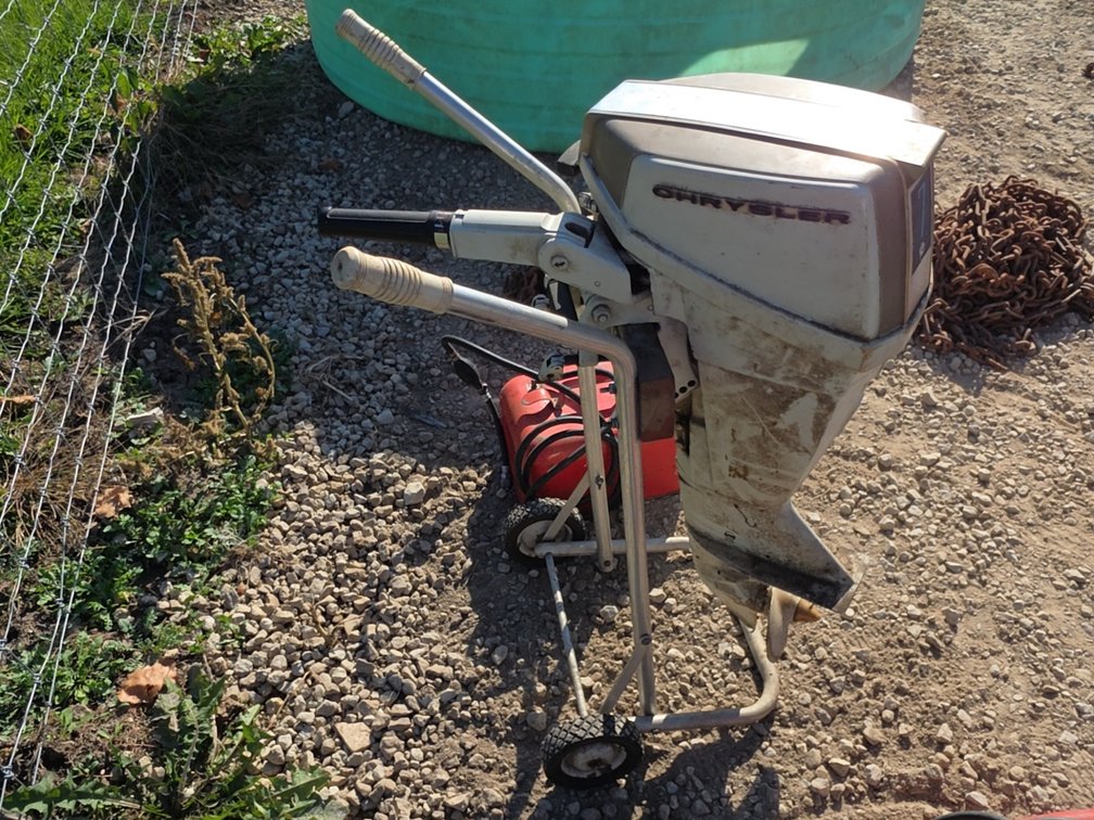 CHRYSLER 7 BOAT MOTOR W/ STAND & FUEL TANK