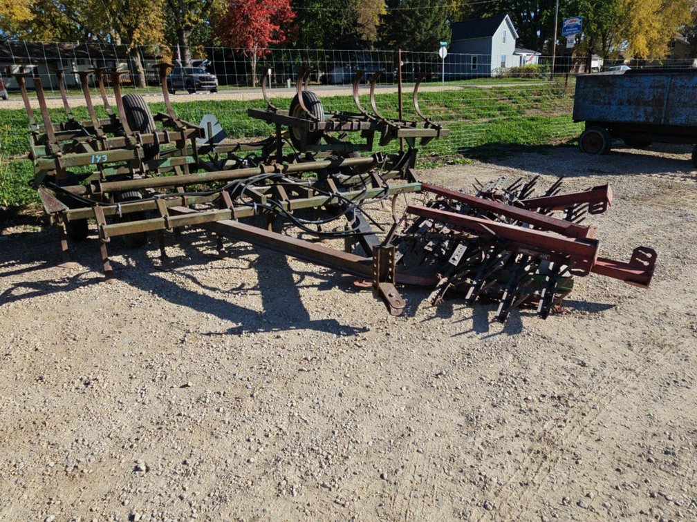 JOHN DEERE 1010 20' CULTIVATOR W/ KENT 3 BAR HARROW UNATTACHED