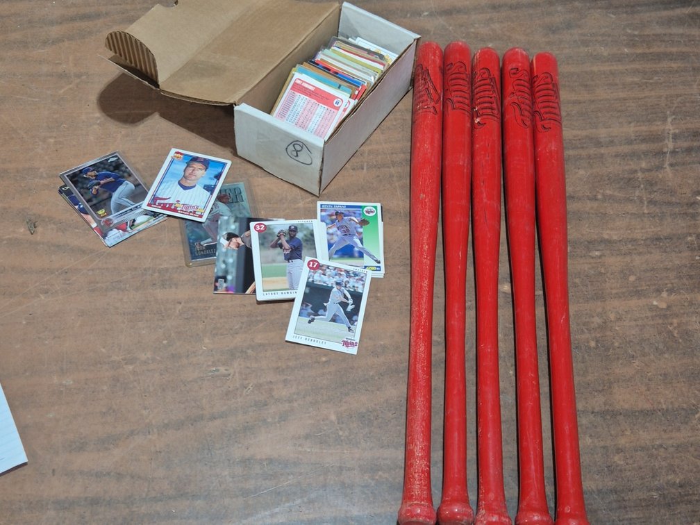 ASST BASEBALL CARDS, TWINS 22" BATS