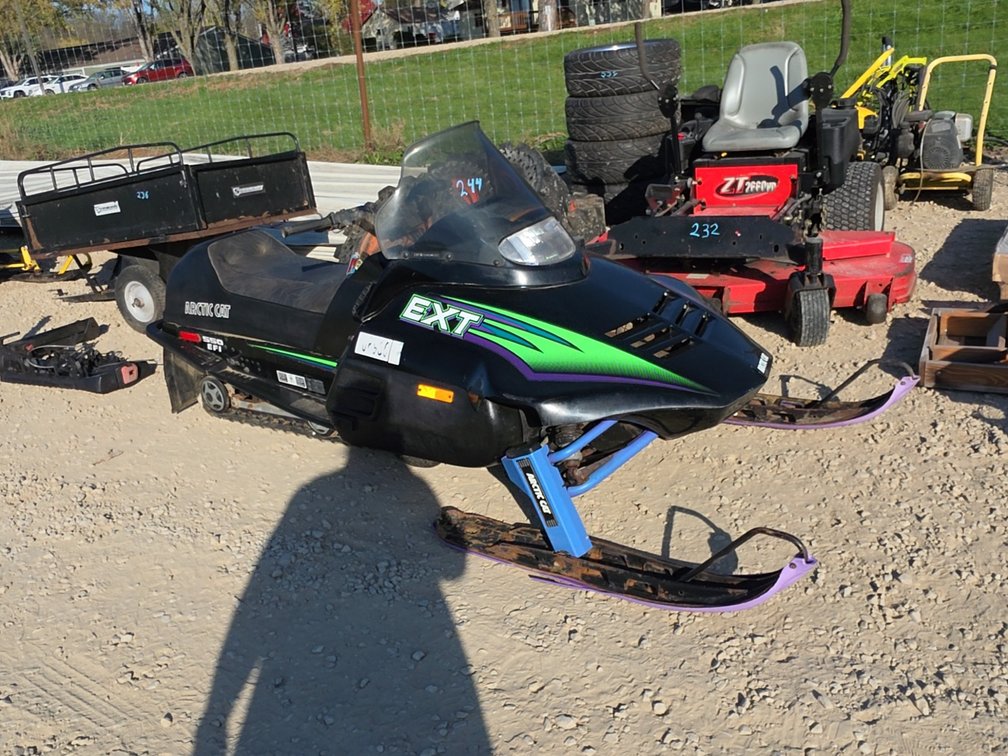 ARCTIC CAT EXT 550 SNOWMOBILE- NO REGISTRATION