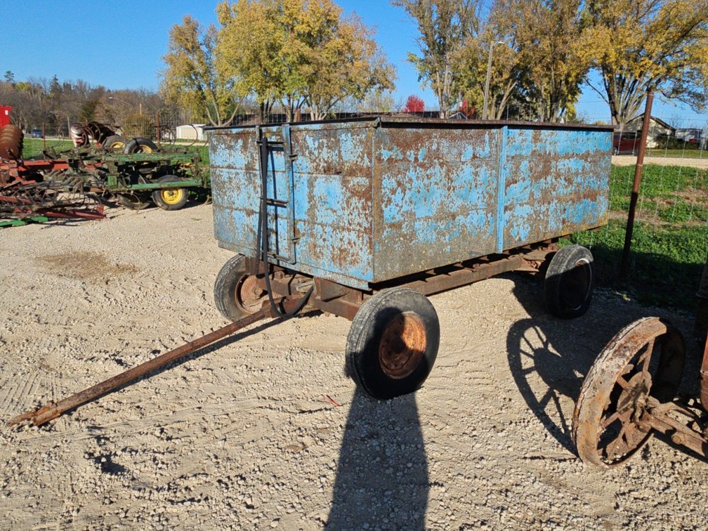 6-1/2’X10’ BARGE BOX ON 5 BOLT RUNNING GEAR W/ HOIST