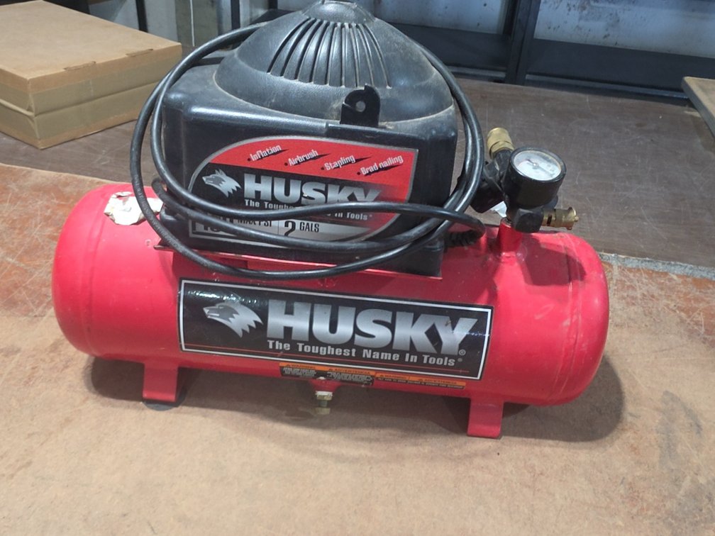 HUSKEY 2 GALLON AIR COMPRESSOR