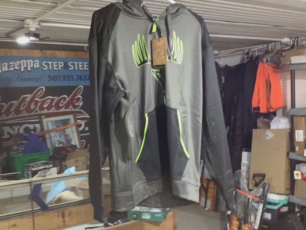 NEW LEGENDARY WHITETAILS SIZE LARGE ZIPPERED HOODIE