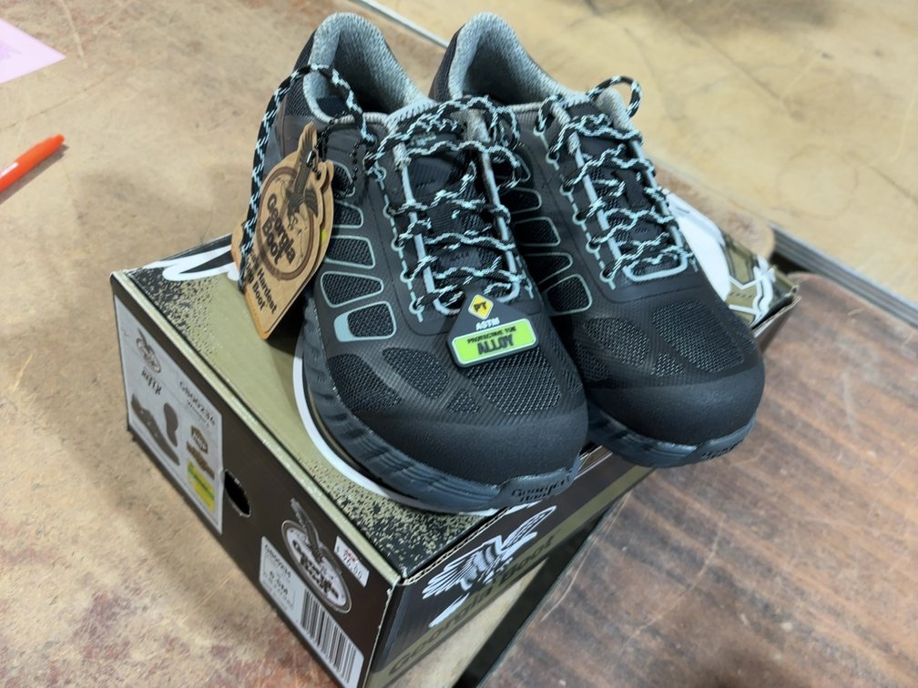 NEW WOMENS WORK SHOE 6-1/2M