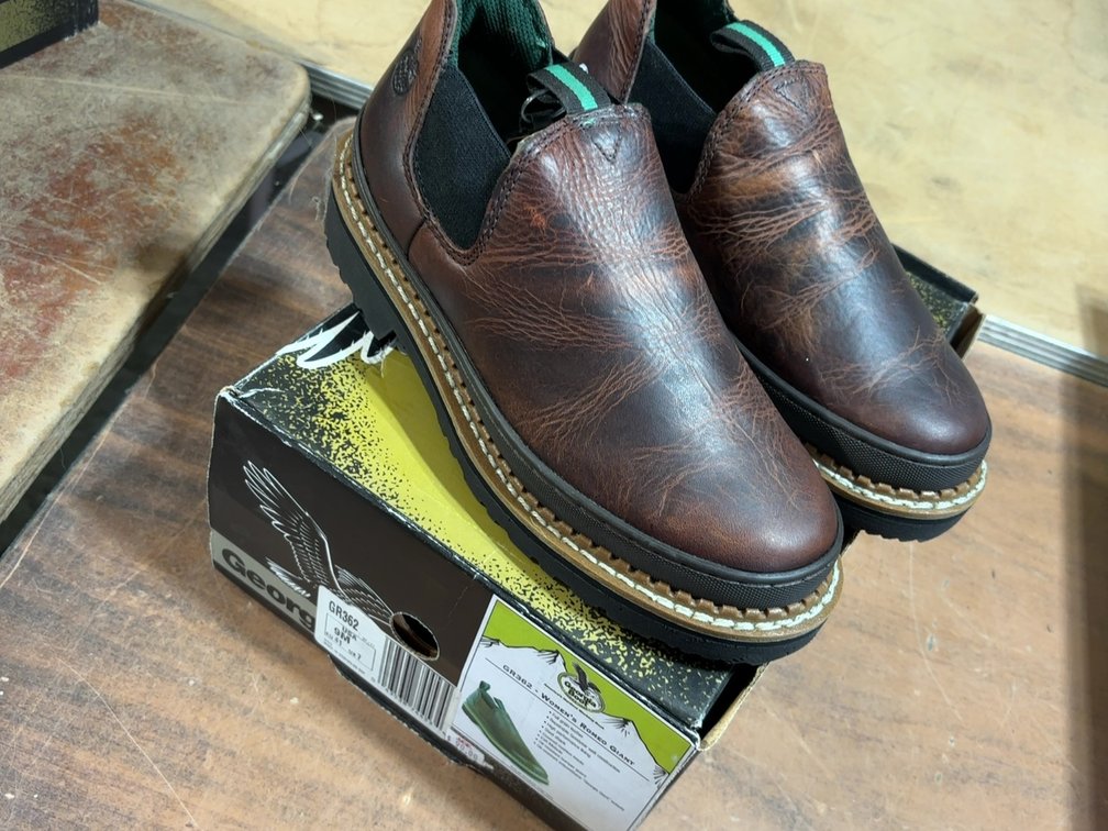 NEW WOMENS WORK SHOES 9M