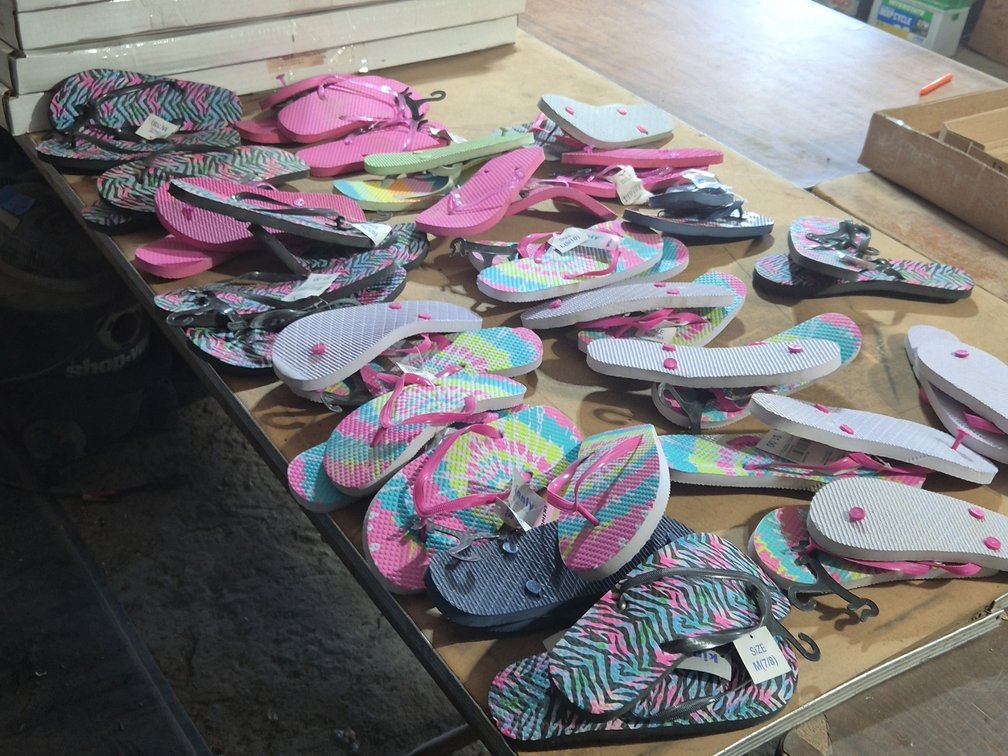 LOT OF ASSORTED SIZES FLIPFLOPS