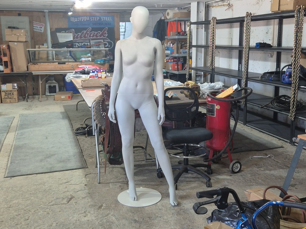 NEW MANNEQUIN