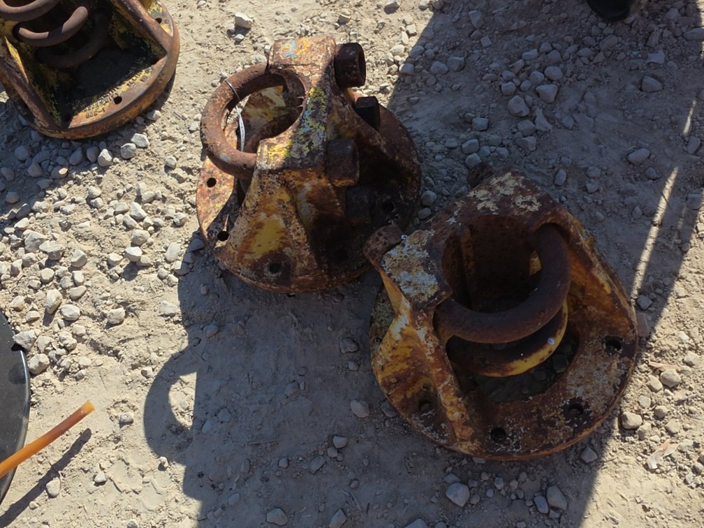 PAIR OF INNER HUB MOUNTS FOR TRACTOR DUALS