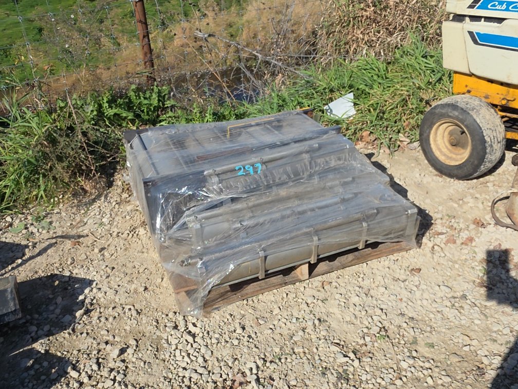 PALLET OF LARGE PNEUMATIC AIR CYLINDERS