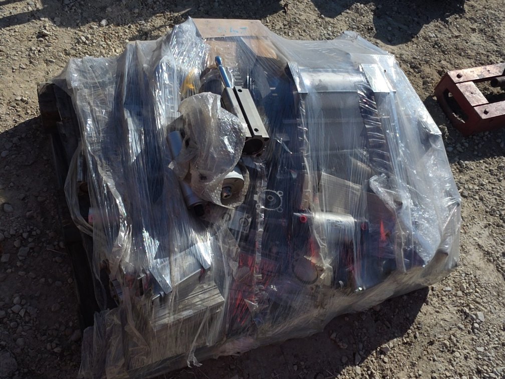 PALLET OF SMALL PNEUMATIC AIR CYLINDERS