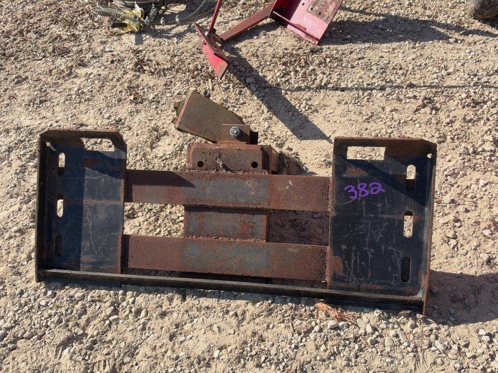 SKIDLOADER PLATE W/ HYDRAULIC PUMP CONNECTED