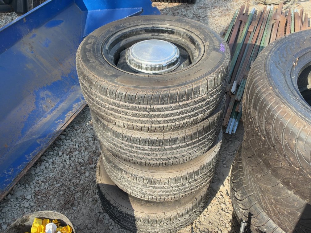 (4) 215/60R15 TIRES ON FORD RIMS W/CAPS