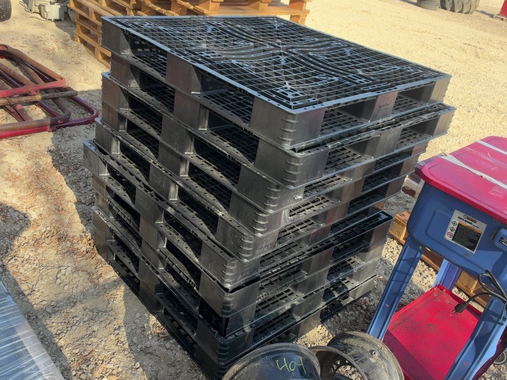 (10) PLASTIC PALLETS