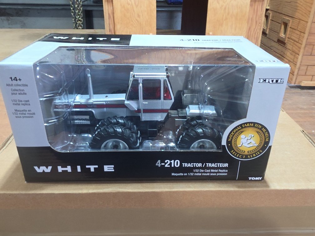1/32 WHITE 4-210 TOY TRACTOR