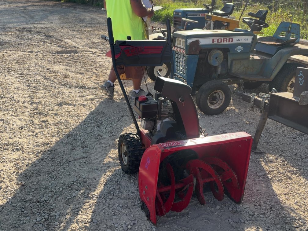 MTD YARD MACHINE 2-STAGE  SNOWBLOWER W/ TECUMSEH 5.0HP